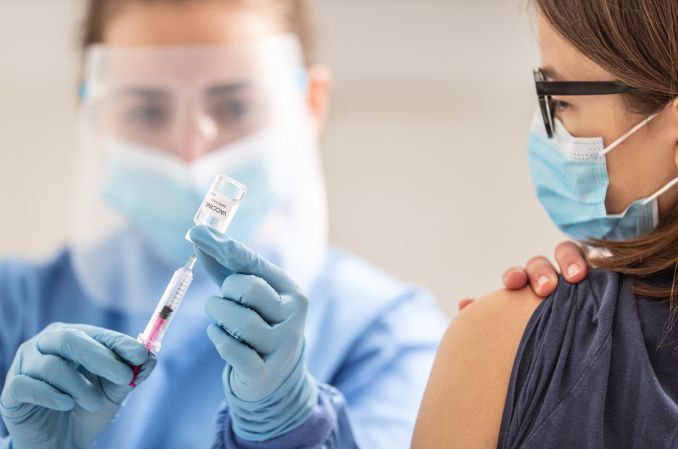 Mniejsze ryzyko cesarskiego cięcia po szczepionce przeciwko COVID-19