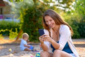 Korzystanie z telefonu przez matkę może negatywnie wpływać na rozwój mowy u dziecka