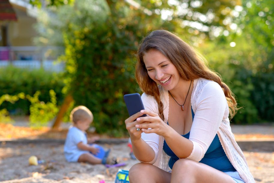 Korzystanie z telefonu przez matkę może negatywnie wpływać na rozwój mowy u dziecka