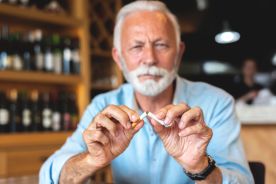 Palenie papierosów silnie wpływa na pogorszenie zdolności intelektualnych u seniorów