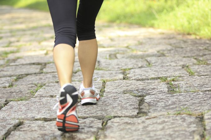 Chodzenie nieregularnymi krokami może pomóc spalić więcej kalorii